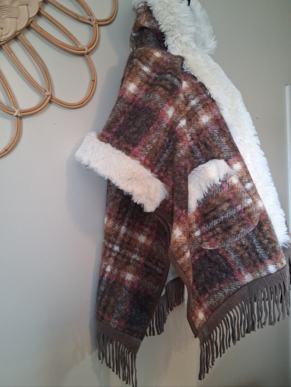 Klesis Plaid Fringe Faux Fur Hooded Poncho Multicolor Size O/S - Picture 5 of 13